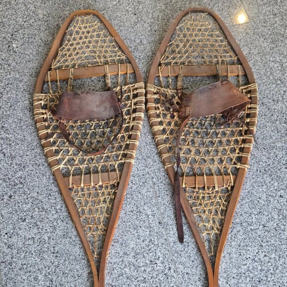 Wood and Rawhide Vintage Traditional Huron Snowshoes 43" x13.5", made in Canada - Picture 4 of 16